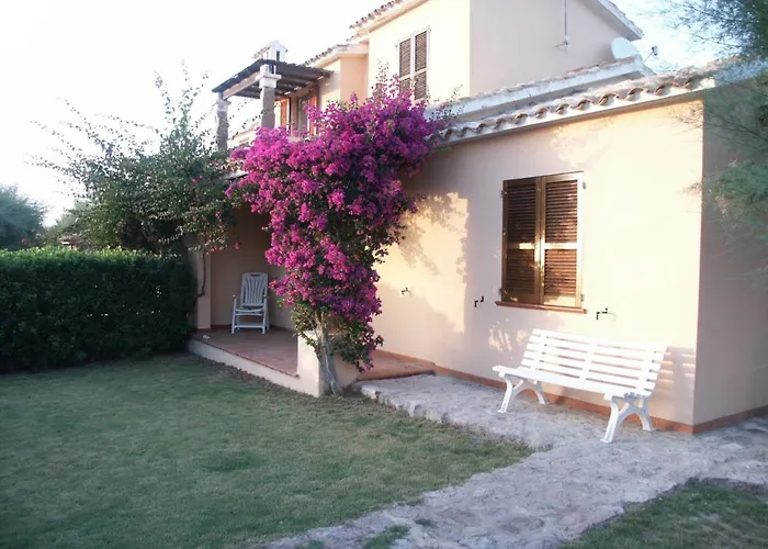 Casa vacanze Acquamarina, Indipendente Con Giardino Privato In Zona Residenziale A Pochi Passi Dalla Le Saline Calasetta