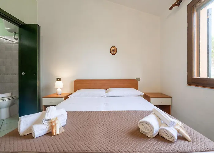 Acquamarina, Indipendente Con Giardino Privato In Zona Residenziale A Pochi Passi Dalla Le Saline Calasetta